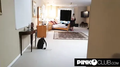 Un tío se cuela en casa de esta MILF italiana para tener sexo con ella