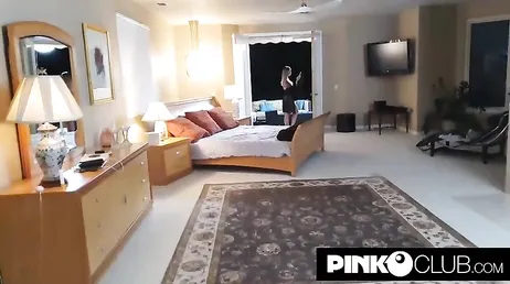 Un tío se cuela en casa de esta MILF italiana para tener sexo con ella