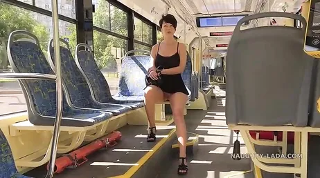 Se baja del bus y nadie parece darse cuenta de que se le ve el culo ...