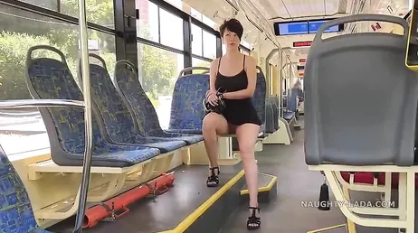 Se baja del bus y nadie parece darse cuenta de que se le ve el culo ...