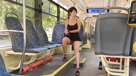 Se baja del bus y nadie parece darse cuenta de que se le ve el culo ...