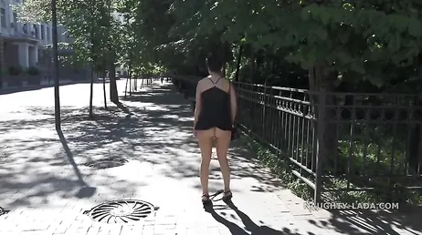 Se baja del bus y nadie parece darse cuenta de que se le ve el culo ...