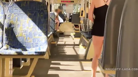 Se baja del bus y nadie parece darse cuenta de que se le ve el culo ...