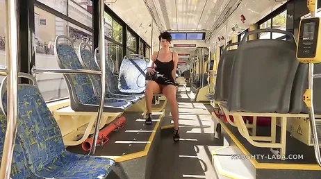 Se baja del bus y nadie parece darse cuenta de que se le ve el culo ...