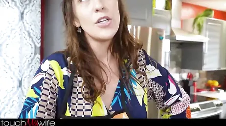 Mamãe tem minha sobremesa favorita, caramba, a bunda dela está ficando cada vez mais gostosa.