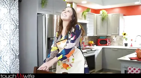 Mamãe tem minha sobremesa favorita, caramba, a bunda dela está ficando cada vez mais gostosa.