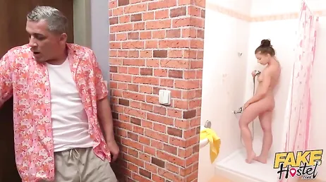 Me da un poco de vergüenza chupársela a mi padrastro pero es tan grande ..