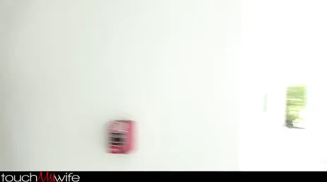 Así es como la diosa Reagan Foxx se traga una enorme polla XXL