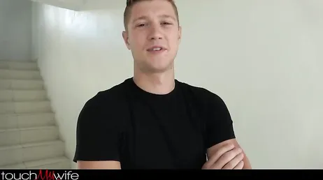 Así es como la diosa Reagan Foxx se traga una enorme polla XXL