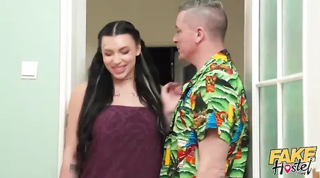 Eres un cerdo, no te puedes colar en la habitación de las huéspedes