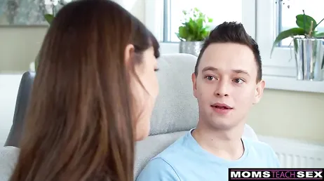 Jovencito, te lo tenías muy callado .., pero que polla más rica tienes !!