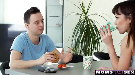 Jovencito, te lo tenías muy callado .., pero que polla más rica tienes !!