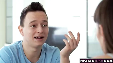 Jovencito, te lo tenías muy callado .., pero que polla más rica tienes !!