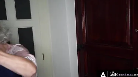 La vecina jubilada me pide que la folle pero que no diga nada ... !!