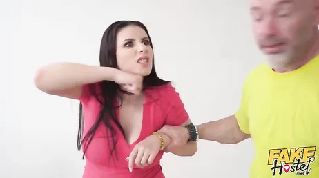 Madre e hija se follan juntas al encargado del hostal, si es que son muy zorras