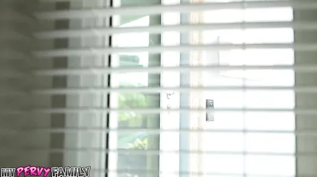 La mia sorellastra è tutt'altro che timida: che sgualdrina in privato!