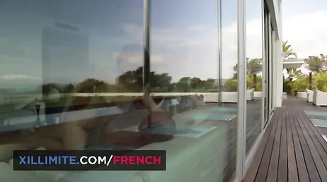 Disfrutando de un caliente encuentro sexual con su amante francesa