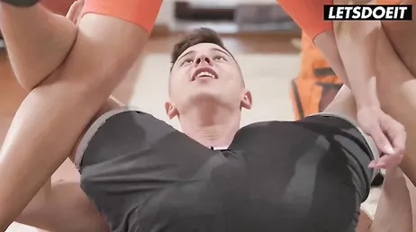 Me ligo a un chico en el hostal y acabamos follando en la habitación