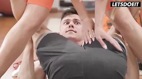 Me ligo a un chico en el hostal y acabamos follando en la habitación