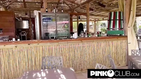 La camarera italiana nos enseña el maravilloso culo rico que tiene ... !!