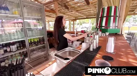 La camarera italiana nos enseña el maravilloso culo rico que tiene ... !!