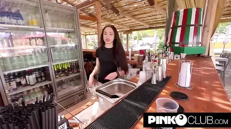 La camarera italiana nos enseña el maravilloso culo rico que tiene ... !!