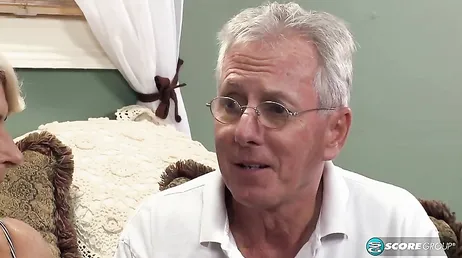 Matrimonio maduro invita a la novia de su nieto a hacer un trio con ellos