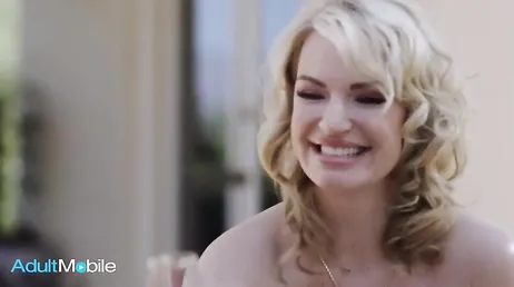 Se desnuda del todo delante del novio de su hija: menudas ganas de polla tiene