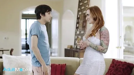 Se desnuda del todo delante del novio de su hija: menudas ganas de polla tiene