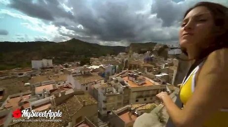 A mi chica le gusta que hagamos guarradas en público y a mí también la verdad