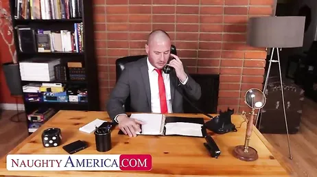 Joder, que ganas tenía de sentarme en la enorme polla de mi jefe