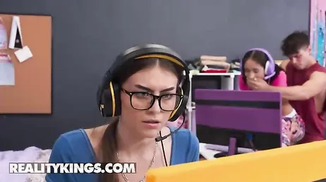 El novio de mi mejor amiga me la mete mientras estoy teletrabajando