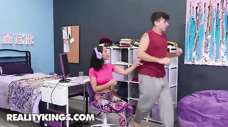 El novio de mi mejor amiga me la mete mientras estoy teletrabajando