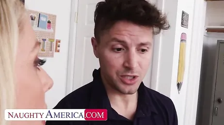 La profesora le enseña los senos con esos pezones duros al alumno repetidor