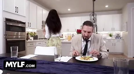 Ama de casa tetona se monta un trío con el marido y con el cuñado