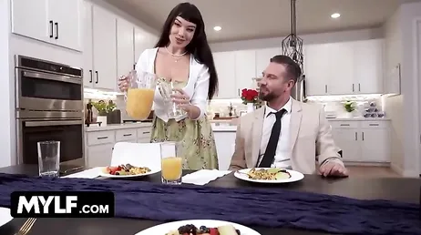 Ama de casa tetona se monta un trío con el marido y con el cuñado