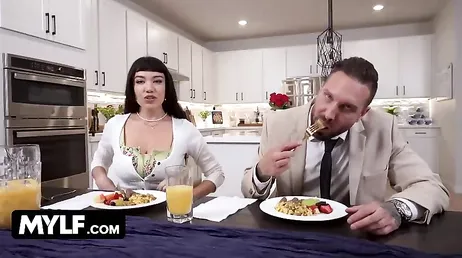 Ama de casa tetona se monta un trío con el marido y con el cuñado