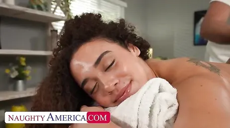 Hay que hacerse masajista, algunos no paran de follar con sus clientas