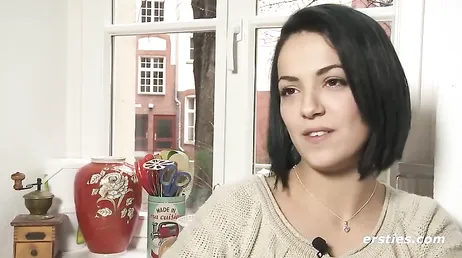 Guapa morena brasileña de pelo corto se masturba en las cams de cyberssex.com