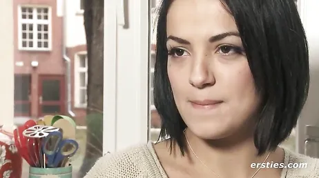 Guapa morena brasileña de pelo corto se masturba en las cams de cyberssex.com