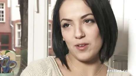 Guapa morena brasileña de pelo corto se masturba en las cams de cyberssex.com