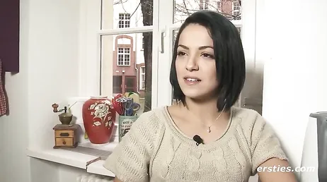 Guapa morena brasileña de pelo corto se masturba en las cams de cyberssex.com