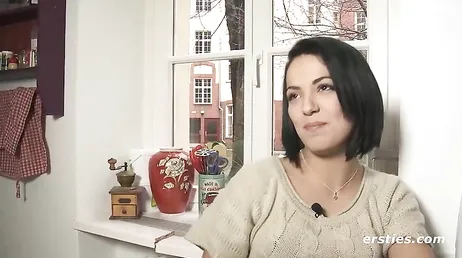 Guapa morena brasileña de pelo corto se masturba en las cams de cyberssex.com