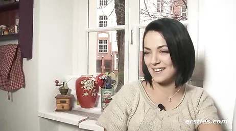 Guapa morena brasileña de pelo corto se masturba en las cams de cyberssex.com