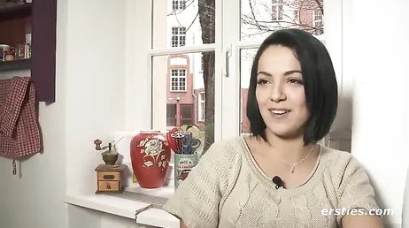 Guapa morena brasileña de pelo corto se masturba en las cams de cyberssex.com