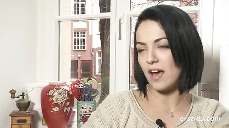 Guapa morena brasileña de pelo corto se masturba en las cams de cyberssex.com