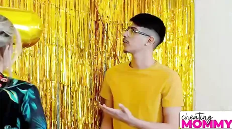 Pero que te pasa querida Cory Chase, es que te la están metiendo ..?