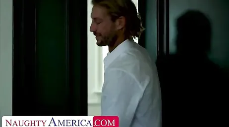 Me cruzo en el rellano de la escalera con la nueva vecina, menuda mujer