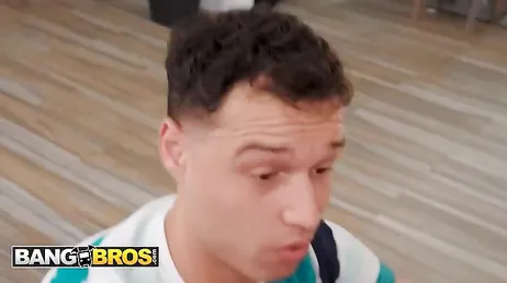 Karen, a ex-esposa gorda e tatuada, pede a um jovem que a penetre por trás.