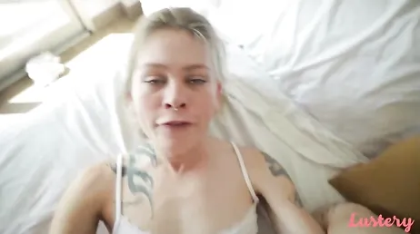 Pareja amateur tatuada disfrutando de una follada POV de buena mañana